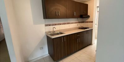 ¡Encuentra tu hogar ideal en el hermoso municipio de Marinilla, Antioquia! Este acogedor apartamento para alquiler se encuentra en una ubicación privilegiada, rodeado de naturaleza y en una zona de alta valorización. Con un área total de 52 M2 distribuidos estratégicamente para aprovechar al máximo cada espacio disponible.

El inmueble cuenta con 2 alcobas perfectamente iluminadas y ventiladas, ideales para un descanso reparador. Además, tiene 1 baño completo que te brindará la comodidad que necesitas para empezar cada día con energía. Y para aquellos que buscan practicidad y seguridad, el apartamento cuenta con 1 garaje exclusivo para tu vehículo.

Tu comodidad y la de tu mascota son nuestra prioridad, por eso este apartamento es pet-friendly, permitiendo que tu compañero peludo también sea parte de tu hogar. 

Al ingresar a la propiedad, te recibe una  cocina semi integral es perfecta para los amantes de la cocina, equipada con muebles de almacenamiento y conexión para gas domiciliario, facilitando tus labores culinarias. El suelo de cerámica/mármol es una garantía de calidad y durabilidad, además de ser fácil de limpiar. Y para mayor comodidad, el apartamento cuenta con una zona de lavandería completamente equipada.

En cuanto a sus características externas, el acceso pavimentado, ascensor y parqueadero para visitantes te garantizan una excelente movilidad y comodidad. Su cercanía a reconocidos colegios y universidades te asegura una excelente educación para tus hijos. Además, disfrutarás de los parques cercanos y de la tranquilidad que ofrece la portería y vigilancia 24/7.

La zona infantil y deportiva dentro de la urbanización cerrada te permitirán disfrutar de tu tiempo libre sin salir de casa. Y si necesitas desplazarte por la ciudad, el transporte público se encuentra a pocos pasos. ¡No pierdas la oportunidad de vivir en un lugar donde todo está al alcance de tu mano! Contáctanos ya y agenda una visita a este maravilloso ap