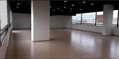 Oficina con buenos terminados ubicada en sector exclusivo de la ciudad, cerca a zona comercial, vías de acceso y transporte publico.