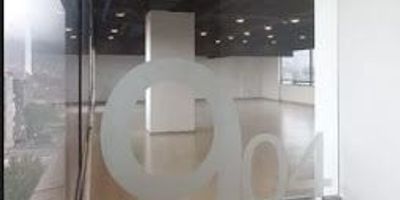 Oficina con buenos terminados ubicada en sector exclusivo de la ciudad, cerca a zona comercial, vías de acceso y transporte publico