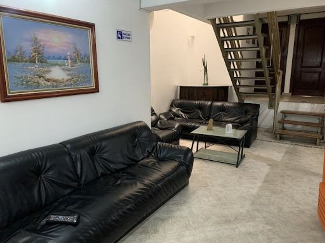 Casa de 17 alcobas en venta en Quinta Paredes, Bogotá, 645 m² · foto 2 de 10