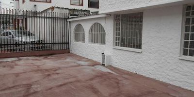 Apartamento con espacios amplios, tiene tres alcobas, tres baños, estudio, cuatro parqueaderos, uno cubierto, amplia zona de ropas, ideal para vivienda o comercio, para remodelar y tiene dos entradas
