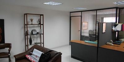 Excelente oficina ubicada en el barrio Chico, esta amoblada y cuenta con oficina de gerencia y sala de juntas, baño privado, cocineta y módulos de trabajo y mueble archivador. El edificio cuenta con vigilancia 24 horas, recepción, ascensor, dos parqueaderos, batería de baño en cada piso y cerca al parque de la 93