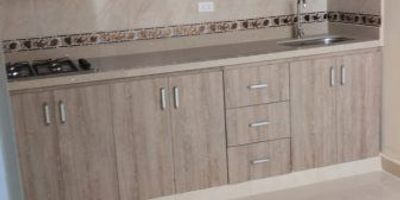 Cómodo apartamento ubicado en envigado la magnolia 3 piso,  cuenta con 3 habitaciones,  un área de 80mts 2 closet, 1 baño, sala comedor, cocina integral con red de gas, balcón, cuarto útil.
Cerca de: rutas de trasporte, supermercados.