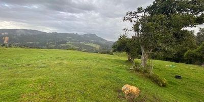 Lote grande ubicado en La Calera para construcción de vivienda campestre, ubicado cerca a al municipio, vías principales y transporte publico.