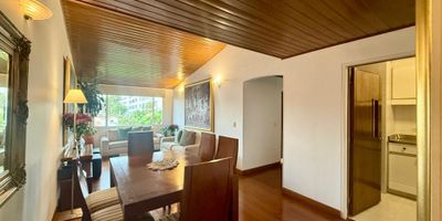 Encantador apartamento tercer piso sin ascensor, de 2 habitaciones y 2 baño, mas un altillo como área adicional en donde hay una tercera alcoba y estudio. Tiene una distribución inteligente que maximiza cada uno de sus 79 metros cuadrados.  La cocina integral totalmente equipada invita a la creación de deliciosas comidas, mientras que la sala de estar se convierte en el lugar ideal para relajarse y disfrutar de momentos de tranquilidad. Cuenta con alcoba y baño del servicio. 1 parqueadero cubierto independiente y depósito. Cerca a centro comercial Hacienda Santa Barbara, excelentes vías de acceso y transporte publico por la carrera once, calle ciento dieciséis, carrera novena y calle ciento veintisiete.