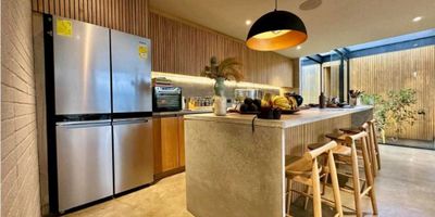 Te presentamos una hermosa casa para la venta ubicado en una exclusiva zona residencial de la ciudad de Colombia. Esta propiedad cuenta con un amplio terreno de 1580 metros cuadrados y una construcción de 240 metros cuadrados, ofreciéndote un amplio espacio para ti y tu familia. Además, cuenta con una amplia área privada de 240 metros cuadrados, proporcionándote privacidad y comodidad en todo momento.

Esta casa cuenta con 3 amplias alcobas y 5 baños, ideales para recibir a tu familia y amigos en cualquier momento. Además, cuenta con 4 garajes para que puedas estacionar tus vehículos de manera segura y cómoda.

Si tienes mascotas, no te preocupes, porque esta propiedad admite mascotas, por lo que podrás compartir con tus amigos peludos sin ningún problema.

En cuanto a sus características internas, esta casa cuenta con una hermosa arquitectura tipo adosado, haciendo de ella una propiedad única y elegante. También cuenta con servicios básicos como agua, electricidad y gas domiciliario, garantizándote comodidad en tu día a día.

En su interior, encontrarás armarios empotrados para guardar tus pertenencias, baño auxiliar y baño en habitación principal para mayor comodidad en tu hogar. Disfruta de deliciosas comidas en su barra estilo americano, y si necesitas un lugar tranquilo para trabajar, cuenta con biblioteca/estudio en su interior.

Esta casa es ideal para familias o parejas que buscan vivir juntos pero con privacidad, ya que cuenta con un diseño bifamiliar. Además, cuenta con comodidades como calentador, citófono/intercomunicador, chimenea y clósets para brindarte un ambiente acogedor y confortable.

Su cocina equipada con acabados de primera calidad y cocina tipo americano, te permitirá disfrutar de deliciosas comidas con tu familia y amigos. También cuenta con comedor auxiliar, perfecto para cenas más informales o celebraciones especiales.

En su interior, se han tomado medidas para controlar el ruido y la temperatura, ofreciéndot