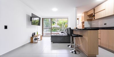 Vive en el exclusivo sector Linares en el El Poblado, a pocos minutos del Centro Comercial El Tesoro y con múltiples vías de acceso.  Este apartaestudio de 57m2 ha sido totalmente remodelado, combinando diseño moderno, amplitud y confort. Sala y comedor que crean una amplia zona social, cocina integral moderna, baños social para tus visitas, balcón amplio, habitación principal con baño privado y vestier, parqueadero privado. Ubicado en  unidad completa con seguridad y zonas comunes. Lo mejor del sector, tranquilidad, ubicación y valorización. Escríbeme para más información