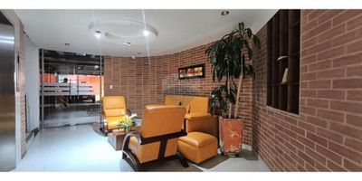 ¡Descubre tu nuevo hogar en el corazón de Usaquén, Bogotá! Este espectacular apartamento usado está a la venta y promete brindarte la comodidad y el estilo de vida que siempre has soñado. Ubicado en el prestigioso sector de Nueva Autopista, este inmueble es una oportunidad única que no puedes dejar pasar.

Construido en enero de 2005 y actualmente ocupado por inquilinos, el apartamento cuenta con una superficie total de 110 metros cuadrados y una área construida de 75.4 metros cuadrados, distribuidos en 9 espacios con dos cómodas habitaciones cada una con su bano, ofreciendo suficiente espacio para toda la familia.

Este apartamento en venta cuenta con una variedad de características que harán tu vida diaria más práctica y placentera. Entre las facilidades se incluyen ascensor, hospital cercano, comercios y colegios a pocos pasos, así como acceso fácil a transporte masivo, lo que garantiza tu movilidad en la ciudad. Además, posee un depósito y dos espacios de estacionamiento, esenciales para tu comodidad.

La propiedad también destaca por su excelente ubicación cerca de autopistas principales y avenidas, además de tener acceso a parques infantiles y áreas residenciales seguras. Desde tu nueva terraza podrás disfrutar de vistas espectaculares que harán cada día único. El apartamento también cuenta con servicios de agua corriente y potable, calefacción a gas, electricidad y tanque de agua.

Con una categoría de edificio exclusivo para área residencial, este apartamento es ideal para aquellos que buscan una inversión segura y valiosa en Bogotá. No pierdas la oportunidad de vivir en un lugar frecuentado, accesible al tránsito y cercano a todo lo que necesitas para llevar una vida plena.

¡Agenda una visita hoy mismo y descubre todas las maravillas que este apartamento en Usaquén tiene para ofrecerte!
