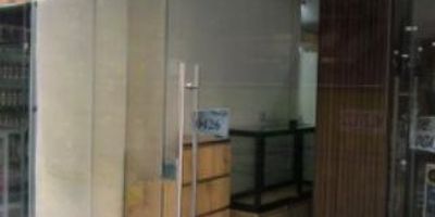 Arriendo Local Comercial en el Sector de Calle Larga-Sabaneta área de 7m² en una zona de frecuente transito vehicular y peatonal, con fácil acceso a servicios de comercio, transporte público esta cerca del CC Aves maria, El Transito y El Éxito.
Es un espacio exclusivo, comodo puede usarse como oficina y/o Comercio y ventas, tiene vidrios templados y piso en ceramica.
Si lo que buscas es un espacio agradable, estratejico para tu negocio u oficina esta zona es Ideal, si lo que quieres es visibilidad y fácil acceso llamanos 3104289911 agendar una cita es muy fácil y asi puedes conoces más de este local comercial.  ¡Dale a tu negocio la ubicación que merece!