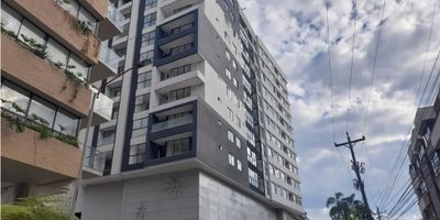 Si estás buscando un apartamento amplio y cómodo en la ciudad de Armenia, Quindío, este podría ser el lugar perfecto para ti. Con una superficie construida de 102.02 metros cuadrados y una superficie privada de 87.06 metros cuadrados. 

Este apartamento se encuentra en construccion y se cede el derecho y para entrega para enero del año 2026, cuenta con una distribución de 3 alcobas, lo que te brinda espacio suficiente para acomodar a tu familia o incluso para tener una habitación de invitados o un estudio. Además, cuenta con 2 baños completos, uno de ellos en la habitación principal, lo que te brinda comodidad e intimidad en todo momento.

Dentro de las características internas más destacadas de este apartamento se encuentran un balcón con una vista panorámica espectacular, perfecto para disfrutar del aire fresco y las vistas de la ciudad, y un baño auxiliar para mayor comodidad en tus reuniones sociales o para cuando recibas visitas inesperadas. También podrás disfrutar de una moderna barra estilo americano en la cocina, la cual está completamente equipada e incluye una cocina integral para que puedas preparar tus platillos favoritos cómodamente. Además, cuenta con clósets en todas las habitaciones, lo cual te brinda espacio suficiente para almacenar tus pertenencias y mantener todo en orden y en su lugar.

Una de las mayores ventajas de este apartamento es su excelente ubicación en una zona residencial, con acceso pavimentado y cercano a importantes centros comerciales, colegios y universidades, ideales para tus compras, trámites y necesidades educativas. Además, la urbanización cerrada y con vigilancia te ofrece seguridad y privacidad en todo momento, y contar con un acceso al transporte público cercano te brinda una excelente opción de movilidad en la ciudad.

Ubicado en el proyecto Torre Nuria, consta de 14 pisos, 100 apartamentos en total, en zona social  va contar con espejos de agua, zen, salon social, sauna, BBQ, solarium, gimna