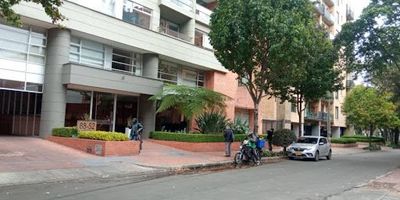 Excelente apartamento con muy buenos espacios, pisos en madera, balcón, garaje cubierto, deposito. El edificio cuenta con zona BBQ, gimnasio, salón centro de negocios. Ubicado cerca de la Calle 90, Carrera 15, zona bancaria y al parque el Virrey.