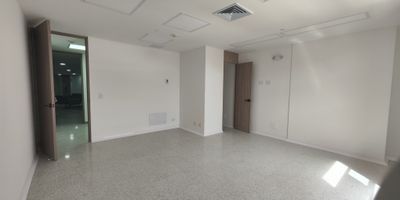 Te presento un consultorio para estrenar de 37 m, ubicado en el sector de San Diego en Medellin, una zona estrategica y de alta valorizacion. El espacio cuenta con un bano privado, ideal para profesionales de la salud o servicios especializados. El edificio ofrece vigilancia 24 horas, lo que garantiza seguridad y tranquilidad, ademas de parqueadero para visitantes. Su ubicacion es privilegiada: cercano a importantes vias como la Avenida El Poblado, con facil acceso a rutas de transporte publico y a pocos minutos de la estacion del Metro.