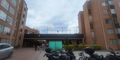 Apartamento en azafrán venta de 57m2, con vista interior, ubicado en un 2do piso (Torre 4 Apto 202), acceso por escaleras, parqueadero comunal. Consta de 3 habitaciones, 2 baños, sala comedor, cocina integral y zona de lavandería. Tiene piso cerámico en todas sus zonas. El conjunto cuenta con salón comunal, parque infantil, zonas verdes y vigilancia privada las 24 horas. Cerca a centro comercial Miraflores; cerca a tiendas y supermercados de barrio; cerca a colegio Minuto de Dios Ciudad Verde; cerca a Universidad UNAD - Ciudad Verde; cerca a paraderos de transporte público; Vías de acceso por la Calle 17 y Carrera 32.  NID 35547003974
