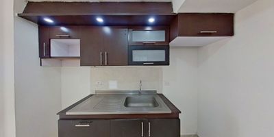 Apartamento en Laurel  venta de 49m2, con vista interior, ubicado en un 4to piso (Torre 2 Apto 4005), acceso por escaleras, parqueadero comunal. Consta de 3 habitaciones, 2 baños, sala comedor, cocina integral y zona de lavandería. Tiene piso cerámico en todas sus zonas. El conjunto cuenta con salón comunal, zona social, parque infantil, zonas verdes y vigilancia privada las 24 horas. Cerca a centro comercial Mira Flores; cerca a almacenes de cadena Tiendas D1, Tiendas Ara Surtimax, Éxito; cerca a colegio Alfonso Reyes Echandía; cerca a paraderos del SITP; Vías de acceso por la Calle 75 Sur y Carrera 81. NID 38321589653 
