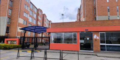 Apartamento en anturio 1 venta de 47 m², con vista exterior, ubicado en un 6to piso (Torre 9 Apto 602), con acceso por escaleras. Su distribución incluye 3 habitaciones, 1 baño, sala comedor, cocina integral y zona de lavandería, todos con piso cerámico para mayor durabilidad y fácil mantenimiento. El conjunto ofrece espacios ideales para compartir en familia, como salón social, parque infantil, zonas verdes, cancha y vigilancia privada las 24 horas. Su ubicación es privilegiada, cerca a centros comerciales como Prado Verde, Miraflores y Jardín Verde; a supermercados como Olímpica y Surtimax; a colegios como Ciudad Verde y Minuto de Dios Ciudad Verde; además de universidades como la UNAD y UNIMINUTO, con cómodas vías de acceso por la Calle 17, lo que lo convierte en un hogar acogedor y bien ubicado. NID 33364025879
