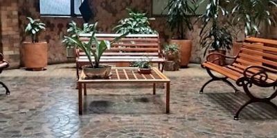 Acogedor Aparta estudio de 2 Ambientes cerca de Zona Universitaria Se alquila cómodo aparta estudio ubicado a pocos minutos de la zona universitaria, ideal para estudiantes o profesionales. El inmueble cuenta con2 ambientes independientes sala-comedor y área de alcoba1 baño completo Parqueadero privado incluido Excelente iluminación natural y ventilación Ubicación estratégica, con fácil acceso a transporte público, supermercados, restaurantes y centros educativos Una opción práctica y funcional en un sector dinámico de la ciudad.