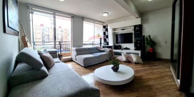 Vendo Apartamento Las Américas, Bogotá? Vive en un club, no solo en un Apartamento. Bienvenido al hogar de tus sueños. Este espectacular Apartamento ubicado en un exclusivo Club House en Las Américas ha sido totalmente remodelado para ofrecerte el máximo confort, estilo y funcionalidad. Disfruta de una vista panorámica a la ciudad desde tu propio balcón, en un espacio amplio, moderno y acogedor. Con una excelente distribución, esta propiedad cuenta con: Sala independiente y comedor generoso, Cocina integral cerrada con zona de lavandería, tres habitaciones confortables, dos baños completos, Iluminación natural y ventilación cruzada.

El conjunto residencial es un verdadero oasis urbano, ideal para familias que valoran el bienestar, la seguridad y la comodidad. Aquí encontrarás:, piscina, cancha de baloncesto, cafetería de uso exclusivo, minimarket, 50 parqueaderos para visitantes, vigilancia 24 horas.

Ubicado en uno de los sectores más conectados de Bogotá, sobre la Avenida de Las Américas, con fácil acceso al Portal Américas y estaciones de transMilenio como Av. Boyacá y Distrito Grafiti. Además, estarás cerca de Parque Mundo Aventura, centros de salud, colegios y universidades, zona comercial, supercade las Américas para trámites públicos

Este apartamento es la mezcla perfecta entre ubicación, estilo de vida, seguridad y comodidad.
Agenda tu visita hoy mismo y enamórate de tu próximo hogar!
