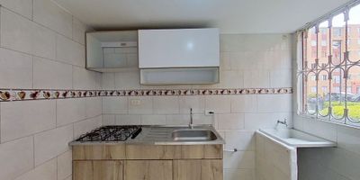 Apartamento en arrayán venta de 43m2, con vista interior, ubicado en un 1er piso (Torre 9 Apto 104), acceso por escaleras. Consta de 2 habitaciones, 2 baños, sala comedor, cocina semi integral y zona de lavandería. Tiene piso cerámico en todas sus zonas. El conjunto cuenta con zonas verdes, zona para niños, parqueadero comunal y vigilancia privada las 24 horas. Cerca a centro comercial Miraflores, Prado Verde y Jardín Verde; cerca a almacenes de cadena como Colsubsidio y Olímpica; cerca al colegio institución Educativa Soacha Avanza y Carlos Albán Holguín; cerca a universidad UNAD; Vías de acceso por Calle 38. NID 41141814310 
