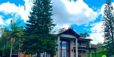  Exclusiva Casa Campestre en Llano Grande  Rionegro 

Cód  166 107  $4.500 Millones 

Vive el lujo en la naturaleza. Casa de 2 niveles con 6 habitaciones con baño privado, biblioteca, 2 salas amplias, cocina integral, ventanales llenos de luz, jacuzzi, balcones con vista, pisos en mármol y madera.

Área total  5.400 m2 Construida  1.000 m2 Parqueadero para 6 

En unidad cerrada, sector exclusivo de alta valorización. Ideal para vivir o invertir