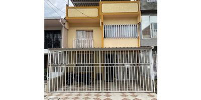 Hermosa casa en venta ubicada en la Urbanización Versalles de Palmira, una excelente oportunidad para disfrutar de la tranquilidad y privacidad que mereces. La propiedad cuenta con 3 amplias y luminosas habitaciones con clósets, 3 baños, sala-comedor, cocina semi-integral en buen estado, pisos en cerámica, y terraza, espacios perfectos para el descanso y la vida familiar. Además, dispone de 2 parqueaderos que brindan comodidad y seguridad.

La casa se encuentra en excelentes condiciones y lista para habitar. Su ubicación es privilegiada, cerca de supermercados, centros comerciales, bancos, colegios, restaurantes y clínicas, con fáciles vías de acceso hacia Cali, Pradera y Amaime. Cod. 9500708
