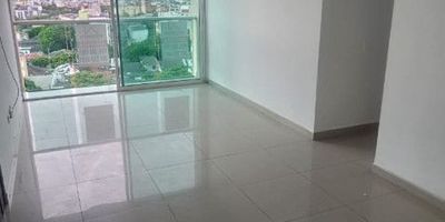 Se arrienda apartamento de 82 Mt. cuenta con sala-comedor, 3 alcobas con sus closet, 2 baños, cocina integral, balcón, área de labores, garaje. El conjunto cuenta con áreas sociales como piscina, salón de eventos, zona infantil, jardín.
