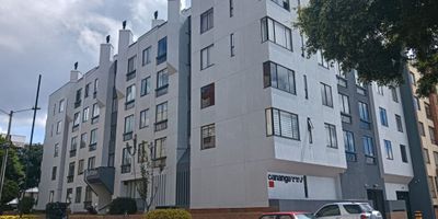 Gran apartamento en venta en 4 piso con ascensor, para inversion, cada una de sus 3 habitaciones cuenta con closet, baño en alcoba principal y zona social, pisos en madera laminada, cocina integral a gas natural, espacio para estudio o cuarto de servicio, baño de servicio, garaje cubierto independiente, depósito y vista exterior. El edificio cuenta con salón comunal, zonas verdes, con gran ubicación cerca a la Avenida Calle 116, Avenida Córdoba y la Shaio.