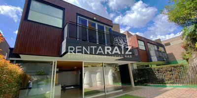 En  exclusivo sector del sur de la ciudad, se encuentra esta impresionante casa de 4 habitaciones y 4 baños con modernos y exclusivos acabados, con un total de 345 metros cuadrados de elegancia y comodidad. Con un diseño arquitectónico impecable, esta propiedad ofrece un ambiente de lujo y sofisticación en cada rincón. Los 4 parqueaderos garantizan espacio más que suficiente para sus vehículos y visitantes. Disfrute de amplios espacios interiores y exteriores, perfectos para reuniones familiares o eventos sociales. Esta casa es el epítome de la vida de alto nivel, donde cada detalle ha sido cuidadosamente pensado para brindarle una experiencia de vida inigualable. ¡Bienvenido a su nuevo hogar de ensueño!