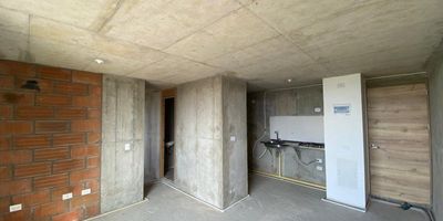 Apartamento en obra gris disponible para la venta, ubicado en sector de alta valorización de Rionegro, cuenta con un área de 56mts, 3 habitaciones, cocineta sencilla, sala con ventanal que permite una hermosa vista panorámica, baño social y espacio para un baño en habitación principal, cuenta con parqueadero privado y cuarto útil. La unidad cuenta con zonas comunes muy completas como piscina, turco, cancha, portería las 24 horas, juegos infantiles ,salón social y demás espacios. Sector seguro y tranquilo. Ideal para invertir!