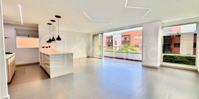 Apartamento en Venta en el barrio Jardines - Envigado. Cuenta con, 3 habitaciones, cada una con baño privado, alcoba del servicio,  baño social, estudio, cocina integral, red de gas, calentador de agua,  zona de ropas y balcón amplio. Parqueadero doble lineal y parqueadero sencillo, amplio cuarto útil. Área privada de 162m². Piso 6

Estrato 5.

Edificio con portería diurna.

Ingreso con registro facial, piscina, gimnasio, turco, ascensor, juegos infantiles,salón social y zona de BBQ.

Zona residencial, cerca a la Calle de la Buena Mesa, Estación Ayurá, excelente acceso a transporte público, Mall Villa Grande, La Frontera, supermercados; Ara, Carulla, Euro, Tiendas D1, entre otras.

Para más información, ¡Comunícate Ahora!  

*NOTA ACLARATORIA: Puede haber diferencias en las áreas suministradas en esta publicación, al momento de la negociación se deben verificar por escrituras públicas debidamente registradas
