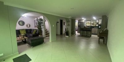 Acogedora vivienda de dos niveles ubicada en sector residencial y tranquilo, con excelente iluminación natural y ventilación. En el primer piso cuenta con garaje interno, cocina abierta con isla, sala independiente y comedor con salida a un amplio patio en piedra, con domo y zona de lavandería. Las escaleras de acceso al segundo nivel están forradas, con pasamanos en hierro forjado y pisos en cerámica.

En el segundo nivel se encuentran cuatro habitaciones con clóset, siendo la principal con vestier, además de una sala de televisión y dos balcones. La distribución es funcional y brinda comodidad en cada ambiente.

La casa está ubicada en zona plana, cerca de colegios, clínicas, supermercados y a pocas cuadras de la avenida 80. Cuenta con excelente acceso a transporte público, incluyendo ruta alimentadora del metro. No se paga administración y el impuesto predial es bajo. Ideal para familias que buscan confort y buena ubicación.