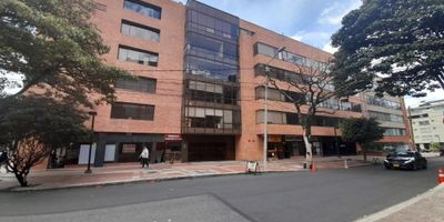 Descubre esta exclusiva oficina en el corazón de la ciudad, con una superficie de 23.62 metros cuadrados. Su ubicación estratégica ofrece fácil acceso a servicios y transporte público. Con un diseño moderno y funcional, es el espacio ideal para potenciar la productividad de tu negocio. ¡Haz de este lugar el epicentro de tus operaciones empresariales!