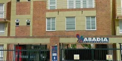 Casa en venta ubicada en el Conjunto Abadía de los Hayuelos, 3 niveles tres habitaciones dos baños sala comedor cocina integral, zona de lavandería amplios y cómodos espacios, estudio, balcón, dos depósitos y parqueadero propio cubierto. Excelente ubicación, cerca al Centro Comercial Hayuelos, Calle 13 Avenida ciudad de Cali, Ferrocarril y facilidad de transporte público. Cita Previa.