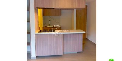 APARTAMENTO EN VENTA oportunidad Única en El Carmen de Viboral 

Cód 167 108  Precio $320.000.000  Sector  Vista Verde
Ubicado en el encantador sector Vista Verde, en El Carmen de Viboral, este hermoso apartamento de 53 m2 combina comodidad, diseño moderno y excelente ubicación, ideal para vivir o invertir.

Cuenta con 3 acogedoras habitaciones, 2 baños elegantes, sala comedor amplia, cocina integral con red de gas, closets en todas las habitaciones y acabados de lujo que realzan cada espacio. Todo completamente terminado y listo para habitar

Estrato 3, con proyección de valorización y tranquilidad. Perfecto para emprendedores, familias o inversionistas que buscan una propiedad con alto potencial en una zona en crecimiento.

Haz parte del desarrollo de una de las zonas más prometedoras del Oriente Antioqueño
Contáctanos y agenda tu visita Tu próxima inversión te espera. 