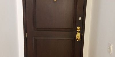 Apartamento en arriendo Espacioso, iluminado y con excelente distribución

Ubicado en el tercer piso de un conjunto residencial de dos torres, este apartamento ofrece un ambiente tranquilo con vista interior y excelente iluminación natural.

Cuenta con una amplia sala comedor con chimenea, ideal para compartir momentos en familia. La cocina abierta, moderna y funcional, incluye mesón tipo barra e isla central, perfecta para cocinar y socializar. A un costado, se encuentra la zona de lavandería independiente, con baño de servicio.

El apartamento también dispone de un hall de acceso, baño social, estudio independiente, y dos alcobas auxiliares que comparten baño. La habitación principal es muy cómoda, con walk in closet y baño privado.

Canon incluye valor de administración