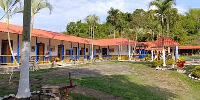 Finca Comercial en Venta - Vereda Piedras de Moler, Vía Alcalá ¡Ideal para inversión turística o comercial! Esta encantadora finca está completamente adecuada para funcionar como hostal o centro recreativo, perfecta para generar ingresos a través de alquiler por fines de semana, pasadías o turismo rural. Entorno natural, tranquilo y muy visitado por turistas y locales. ¡Una inversión con retorno garantizado en una zona de alto potencial turístico!