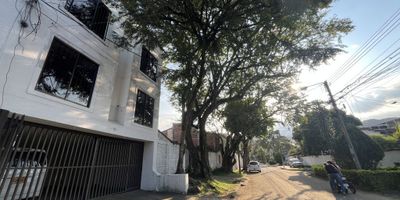 GESPRON alquila excelente apartamento dúplex en el sur de Cali, ubicado en el exclusivo conjunto Domus, barrio Caldas.
Apartamento en tercer piso, sin ascensor, con parqueadero privado para un carro. (Gas con pipa) 
Consta de una amplia e iluminada sala comedor, cocina integral con muebles superiores e inferiores en madera, dos habitaciones con clóset, la principal con baño privado y división en acrílico, baño social también con división en acrílico, zona de oficios y una agradable terraza ideal para disfrutar en familia.
Ubicado en un sector tranquilo, seguro y residencial, con fácil acceso a transporte público, supermercados, colegios y zonas comerciales del sur de la ciudad.
¡No pierdas esta oportunidad! Llámanos ya y agenda tu visita.