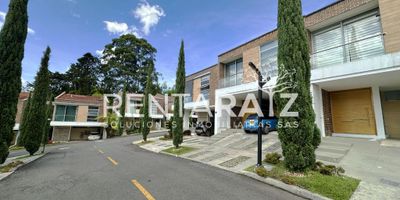 Arriendo. Rentamos espectacular casa de lujo ubicada en uno de los conjuntos residenciales mas exclusivos del sector a solo 4 minutos del Poblado. Puntos de referencia: a 7 minutos del centro comercial el tesoro, a solo 4 minutos del Mall San Lucas, cerca de: transporte integrado, supermercados, bancos, restaurantes, universidad, colegio, iglesia, varias rutas de acceso. El conjunto residencial tiene; piscina climatizada de adultos y niños, gimnasio, salón social y seguridad las 24 horas. La casa tiene acabados de ultima, sala comedor, 3 habitaciones muy amplias en el segundo nivel cada una con baño privado, cocina tipo americana con hermosos acabados, terraza con generosos espacios, Gran área social en el segundo piso que puede ser utilizada como estudio o cómo sala alterna, zona del servicio, 4 parqueaderos  (2 cubiertos y 2 descubiertos). La casa tiene excelente iluminación natural, amplio jardín interno.