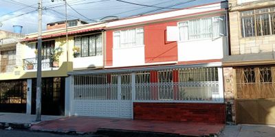 Cod. 3185. Descubre esta amplia casa de dos niveles más terraza, excelente iluminación natural; en el primer nivel, antejardín con espacio para dos vehículos, parqueadero cubierto, sala amplia y baño social, depósito debajo de las escaleras, en la parte posterior apartamento con sala comedor, dos habitaciones, baño y patio de ropas; en el segundo nivel, hall, baño, cuatro amplias habitaciones con closet, la principal con baño privado, sala con chimenea, comedor, cocina integral semi abierta, zona de lavandería y acceso a terraza con escalera desplegable. Ideal para familias grandes o inversionistas. Espacios amplios y luminosos que te harán sentir en casa desde el primer momento. A media cuadra del CAI Santa Isabel, parque y ARA, cerca de D1, variedad de comercio, cómodas vías de acceso: Carrera 27, NQS, Avenida Calle 3 y Calle 8 sur. ¡No dejes pasar esta oportunidad!
Uniproyectos, donde cada puerta es una bienvenida. Te esperamos.