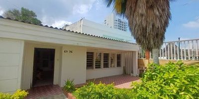 consta de 1 casa de 3 alcobas ,2 baños - 2 apartamentos de 2 alcobas, 2 baños  - 3 apartaestudios con 1 baño -  1 habitacion grande con 1 baño.