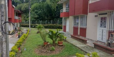 VENTA CASA DUPLEX DOSQUEBRADAS SECTOR MILAN 

Esta casa de 77 m2 duplex ubicada en un excelente sector de dosquebradas  al lado del centro comercial UNICO , Supermercado mercamas ,droguerias ,colegios y a tan solo 10 minutos del centro de Pereira podria ser tu nuevo hogar .

 2 niveles distribuidos asi:

PISO  1

* Sala comedor 

*Cocina integral 

*2 Habitaciones 

*1 Closet 

*Baño social 

Piso 2 

*habitacion amplia con closet y baño 

*Balcon 

*sala - Estudio 

Juegos Infantiles 

Canchas Multiples 

Salon social 
