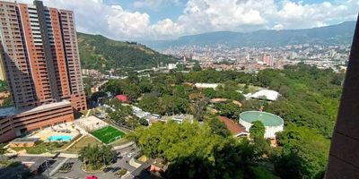 Presentamos este espectacular apartamento en el exclusivo barrio de DITAIRES, una verdadera joya en el corazón de la ciudad. Con 73 m² de puro lujo, este hogar te brindará una experiencia de vida incomparable. Imagina relajarte en tu propia piscina privada. Sumérgete en el placer del sauna turco y mantente en forma en el gimnasio integrado. Tres amplias habitaciones y dos baños te ofrecerán todo el espacio y la comodidad que necesitas. Dos amplios closets y una cocina integral completamente equipada te facilitarán la vida diaria. Disfruta de la conveniencia de tener colegios, centros comerciales y transporte público a tu alcance. Y cuando quieras disfrutar del aire libre, el balcón te brindará un oasis de tranquilidad.Tiene Vestier en la habitación principal, lo que permite que cada habitación tenga espacio para guardar las cosas cómodamente pues las otras dos alcobas cuentan con su closet.PRECIO NEGOCIABLE. Este apartamento es la combinación perfecta de lujo, comodidad y ubicación pri