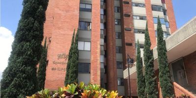 Se vende amplio apartamento al sur de la ciudad de Cali barrio limonar, CR Gilly, cuenta con 108 metros cuadrados, ubicado en un noveno piso, consta de tres habitaciones, principal con baño privado, todas las habitaciones con closet, habitación del cuarto del servicio con baño, sala, comedor amplia, cocina integral, zona de oficio, baño social, es bien iluminado y ventilado, ascensor. excelente vista externa, Este apartamento cuenta con su propio parqueadero en sótano, piscina para adultos, piscina para niños, juegos infantiles, salón social, baño turco, excelente ubicación a 50 metros del centro comercial premier, la 14 de la 70, avenidas principales y universidades. cód. 9495374. calle 10 # 66 b 50 CR Gilly.
