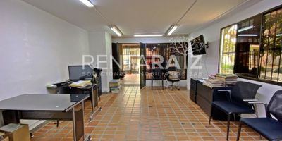 ESPECTACULAR OFICINA EN UN EXCLUSIVO SECTOR DE MEDELLIN CON ESTRATEGICA UBICACIÓN. Puntos de referencia: a 3 minuto del centro comercial los molinos, a 5 minutos del mall los Alpes ,cerca de: Av 33, notaria, bancos, restaurantes, mensajería, excelentes rutas de transporte, fácil rutas de acceso, sector comercial y residencial, Aseo permanente, excelente administración, parqueadero común y de visitantes. La oficina tiene excelente iluminación ,vista interior y exterior, iluminación led, baño, cocina ,  Acabados modernos, excelente iluminación natural. estratégica ubicación.