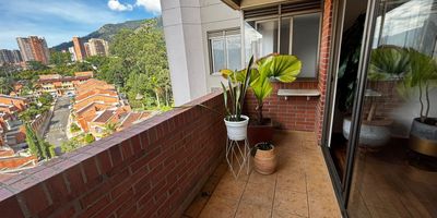Apartamento de 242m en Los Balsos, Medellin. Cuenta con 3 alcobas, mas alcoba y bano de servicio, con amplios espacios ideales para el confort familiar. Ubicado en una zona privilegiada con facil acceso a transporte publico, cerca del Centro Comercial El Tesoro, la transversal inferior y la Avenida El Poblado. Vive rodeado de servicios, comercio y tranquilidad en uno de los sectores mas exclusivos de la ciudad. Agenda tu cita hoy mismo o contactanos para mas informacion!