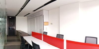 Vendo o Arriendo Oficina Amoblada con área construida aproximada de 54 m², con 10 puestos de trabajo, ubicada en el octavo piso en el barrio Chicó. Cuenta con espacio abierto, una oficina privada, sala de juntas, recepción, cableado estructural, vista exterior, iluminación natural y un parqueadero. El edificio cuenta con terraza para esparcimiento de empleados y zona de almuerzos, sala de juntas, tres ascensores, batería de baños para hombres y mujeres con baño para discapacitados en cada piso, vigilancia 24/7, control de acceso con tarjetas electrónicas y torniquetes tanto para personas como para vehículos, y planta de suplencia total.
En los alrededores se encuentran parques públicos, restaurantes, zona bancaria y amplia zona comercial. Excelentes vías de acceso sobre la Carrera Séptima, Carrera 15 y Calle 100. Transporte público cercano, SITP.