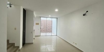 Casa Conjunto tipo dúplex en Villa Campestre.

Buenos acabados, remodelada, Pisos porcelanato.
Comodidades: Sala comedor, baño social, cocina concepto abierto, área labores, patio tipo jardín, 3 habitaciones habitación principal con baño y vestier.
Áreas comunes: amplias zonas verdes, senderos peatonales, piscinas para adultos y niños, Planta eléctrica para áreas comunes.