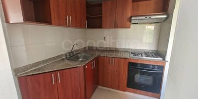 472-8170 Conaltura Inmobiliaria ofrece en arriendo este apartamento de 80 m, ubicado en una zona estratégica de Envigado, ideal para quienes buscan comodidad y excelente conectividad, el inmueble cuenta con 3 alcobas, 2 baños, 3 clósets, sala comedor, balcón con vista, cocina integral, zona de ropas, parqueadero cubierto y cuarto útil. La unidad residencial ofrece portería y vigilancia 247, ascensores, salón social, gimnasio, juegos infantiles, piscina para adultos y niños, turco, sauna, jacuzzi, terraza BBQ, zonas verdes y parqueaderos de visitantes .Su ubicación es privilegiada a una cuadra de la Clínica de la Policía, a 5 minutos del Centro Comercial Mayorca, junto al Polideportivo Sur de Envigado y con acceso directo por la Avenida El Poblado, lo que garantiza movilidad y cercanía a todo