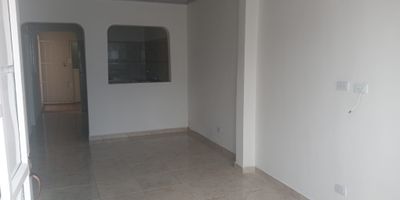 Casa en venta en San Pedro de un piso en Palmira Valle.

Casa remodelada, cañería pisos, sistema eléctrico y techo, cielo falso en PVC.
7 mt. de frente x 14 mt. de fondo.

Cuenta con 3 habitaciones, zona de sala y comedor, cocina equipada, un baño , patio de luz y zona de ropas.

Casa en excelentes condiciones, a una cuadra de la CRA 19. Muy bien ubicada.

Valor $185.000.000

Información 31.5.331.95.92