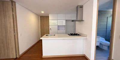 Ubicado en el mejor sector de Medellín, El Poblado, rodeado de centros comerciales, servicios y vías principales, exclusivo apartamento, buen confort, diseño y ubicación. La unidad cuenta con portería 24 horas, gimnasio, salón de coworking, turco y parqueaderos de visitantes, lo que garantiza bienestar y seguridad para sus residentes.

El apartamento, con apenas 2 años de construido, se encuentra en el segundo piso y cuenta con una amplia habitación suite con clóset doble, dos baños en acabados modernos, zona social acogedora y luminosa, cocina integral con mesón en granito, zona de ropas independiente y un balcón amplio. Incluye parqueadero privado y cuarto útil.

Una excelente opción de inversión y vivienda en un sector de alta valorización.