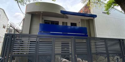 ¡Descubre la oportunidad de vivir en este acogedor apartamento,en el barrio Santa Isabel, ubicado en un segundo piso, te ofrece comodidad en una de las zonas más estratégicas del sur de Cali. Su distribución cuenta con una sala comedor amplia, baño social con ducha y calentador eléctrico, cocina semi integral, dispone de tres habitaciones, la principal con baño privado, además de una zona de oficios con lavadero de ropa, punto para lavadora y una amplia terraza.
En cuanto a los servicios, la energía y el agua son compartidos con medidor testigo, mientras que el gas es independiente, brindándote un mayor control en el consumo.
Su ubicación es excelente, a pocos pasos del Éxito de San Fernando, con cercanía inmediata a la Calle 5ª, además de contar con cómodas vías de acceso y transporte público cercano, lo que te permitirá una movilidad ágil hacia diferentes puntos de la ciudad.
¡Agenda tu cita hoy mismo y descubre todo lo que este apartamento en Santa Isabel tiene para ofrecerte!